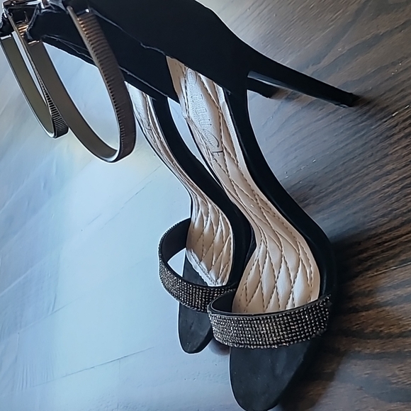 Heels - Picture 2 of 3